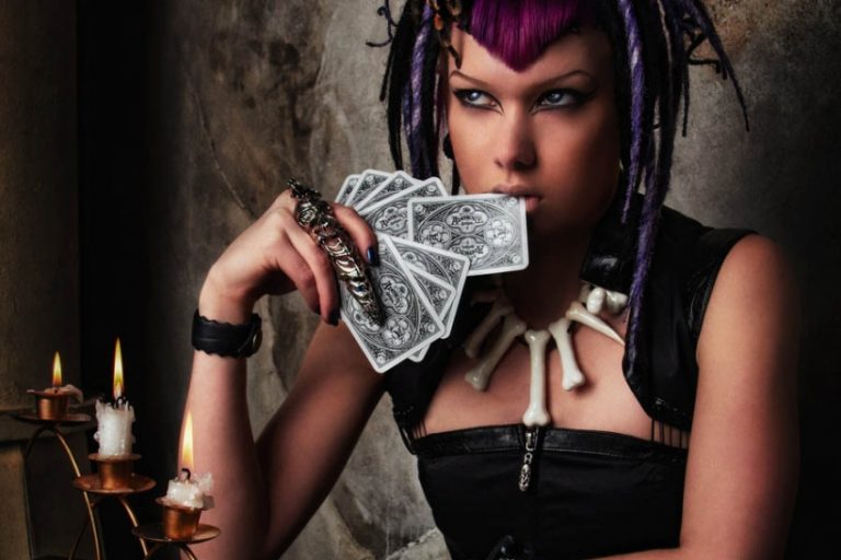 Η Χαρτορίχτρα