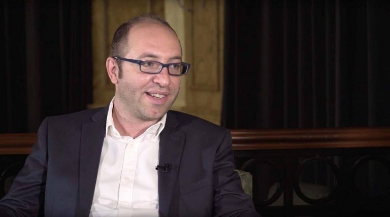 Μαύρα Γιαλιά καί Την νύχτα;  SERPICO