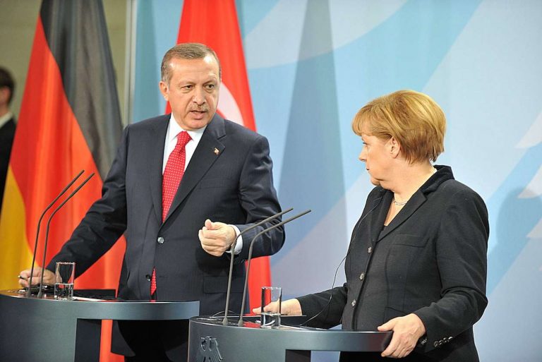 Τόν ενοχλητικό ή τόν διώχνεις ή τόν παίρνεις στην πλάτη σού.