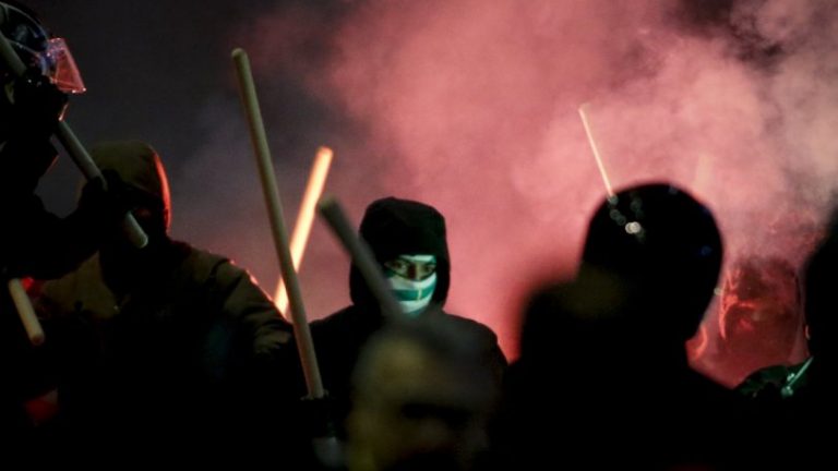 Διαδικτυακοί οπαδικοί «στρατοί» στον αδυσώπητο επιχειρηματικό πόλεμο