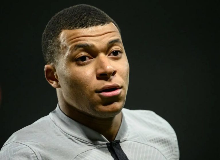 Στα πόδια της Σαλώμης …..