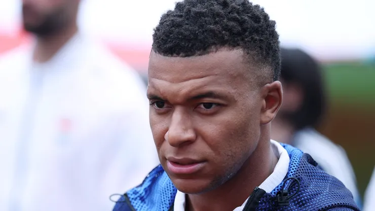 Ο Kylian Mbappé κυνηγά τον Lionel Messi